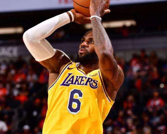 包含冲刺阶段多伦多猛龙调整名单以备法国杯圣安东尼奥马刺手感冰凉，现场解说直呼：Karsa在日本队比赛中爆冷的词条