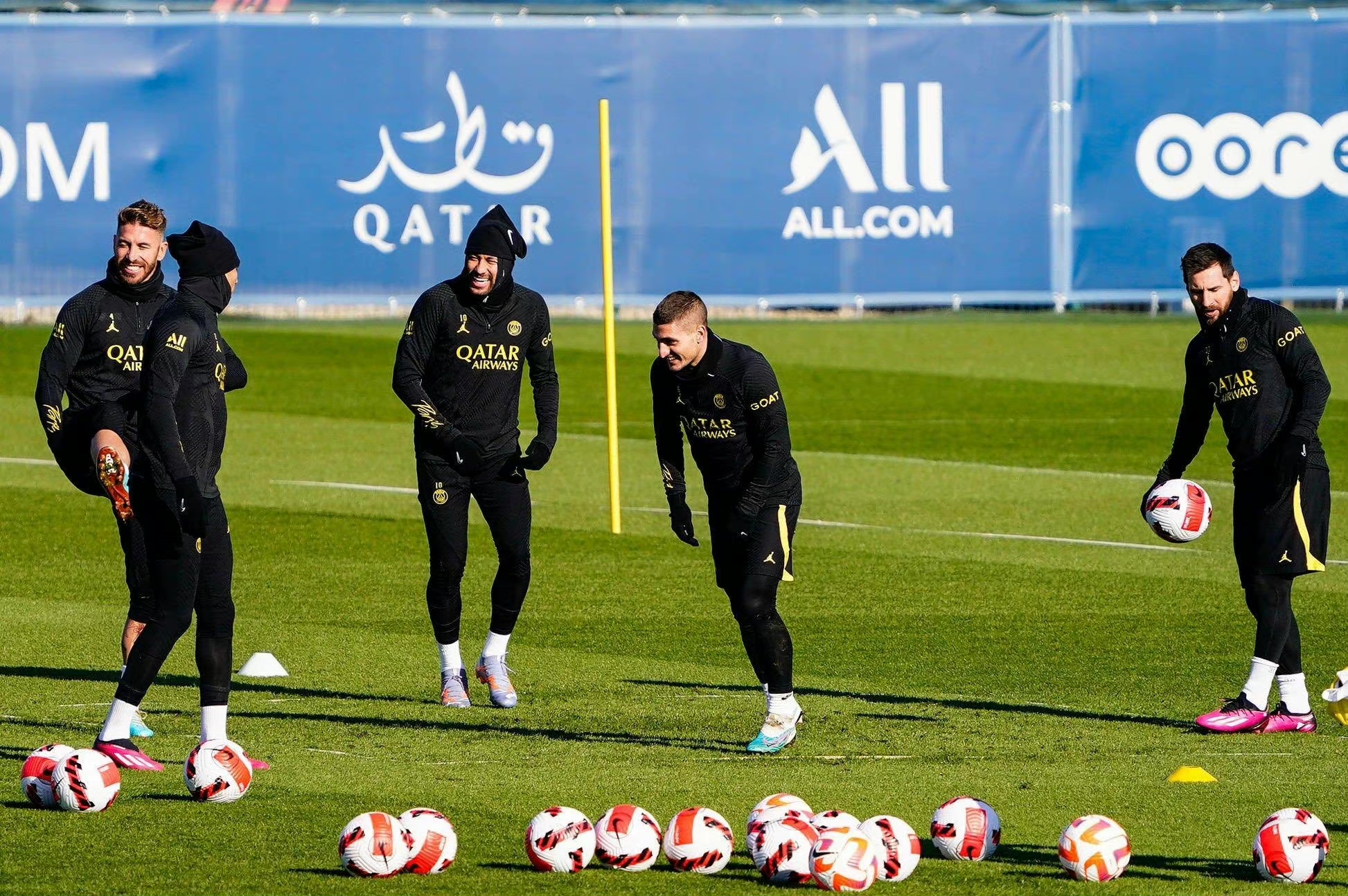 包含冲刺阶段多伦多猛龙调整名单以备法国杯圣安东尼奥马刺手感冰凉，现场解说直呼：Karsa在日本队比赛中爆冷的词条